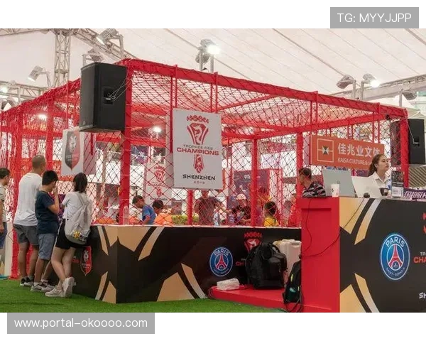 姆巴佩赛后与小球童互动，签名球衣赠孩童